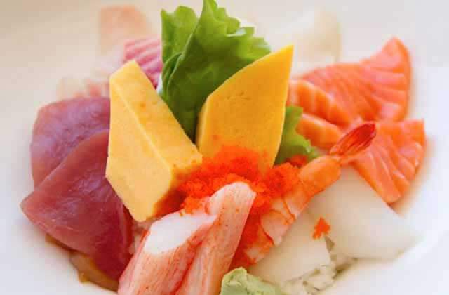 bowl of chirashi with raw tuna and crab oishi japanese restaurant orlando