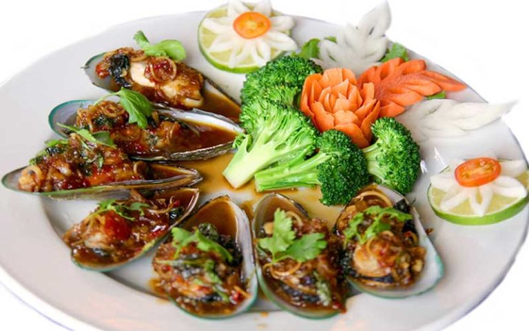 garlic steamed mussels with vegetable garnish at thai thani