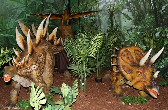 two life sized dinosaur statues at dinosaur world
