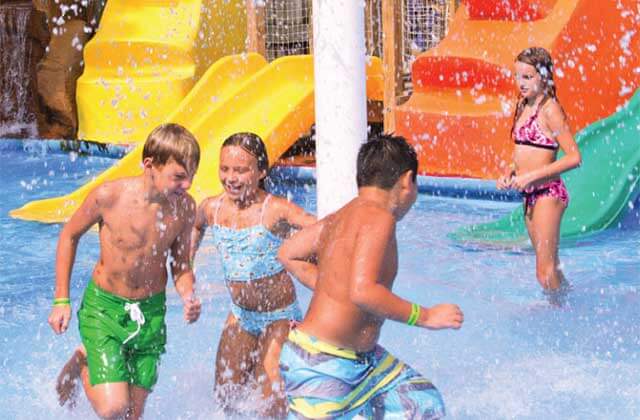 kids running around splash area at big kahunas water adventure park destin