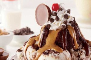 peanut butter fudge sundae at friendlys restaurant orlando