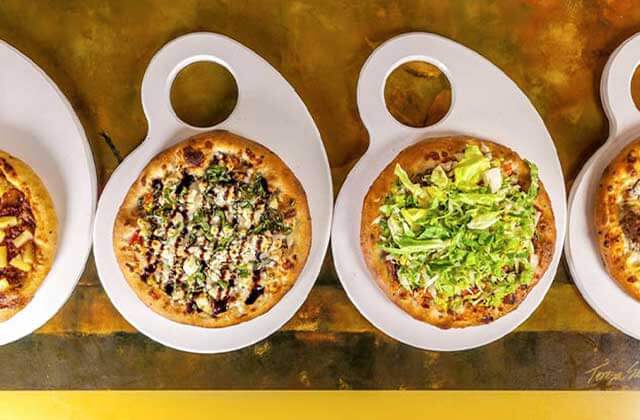 gourmet pizzas served on artists palette plates at pizza gallery grill melbourne florida