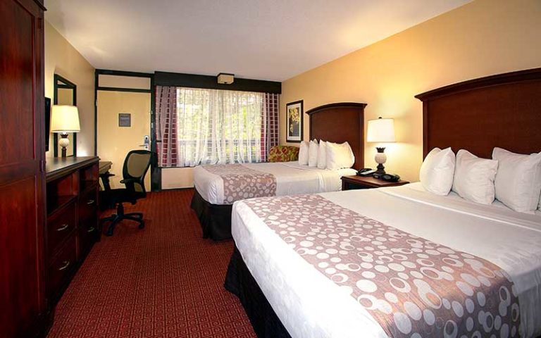 double king room with red wood accents at rosen inn lake buena vista