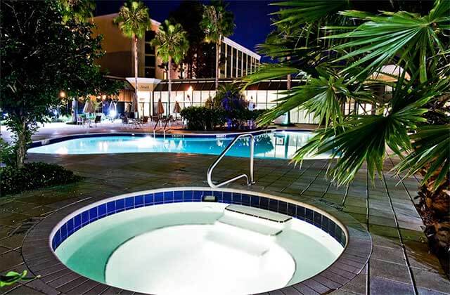 jacuzzi and pool at night at wyndham orlando resort and conference center celebration area