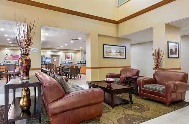 lounge area with dining facility for breakfast at comfort suites near universal orlando resort