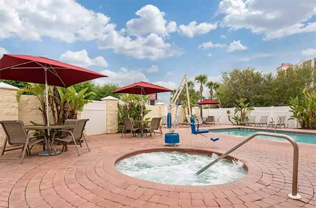 pool area with jacuzzi and accessible rig at comfort suites near universal orlando resort