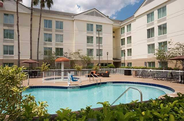 pool area with splash zone for kids at hilton garden inn orlando airport