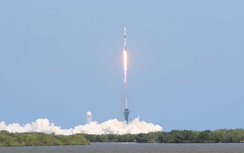 rocket ship blasts off from kennedy space center in orlando florida