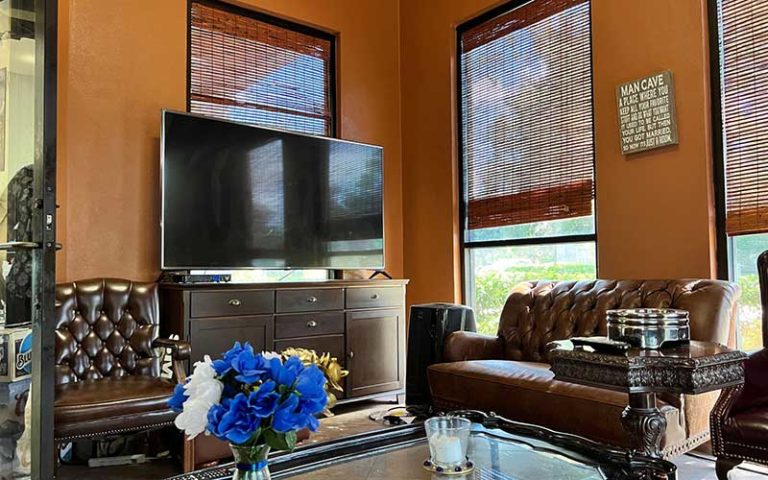 lounge seating area with leather furniture and tv at airport liquor orlando