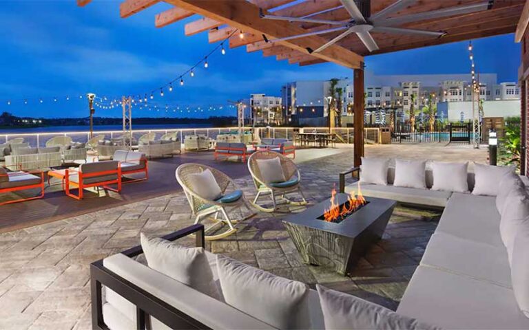 night outdoor patio area at hyatt place jacksonville