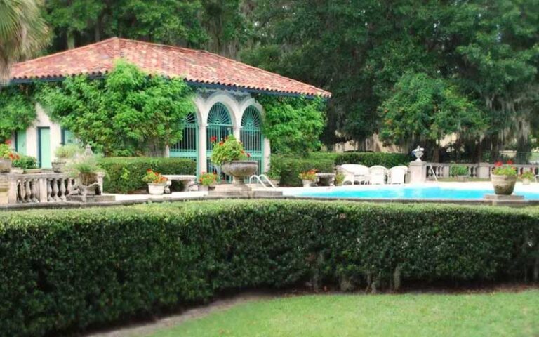 pool with landscaping at continental club orange park