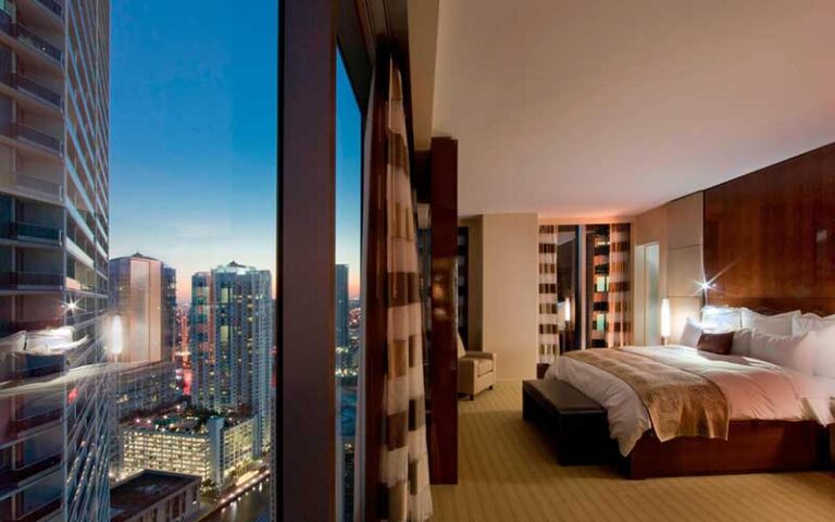 king suite with night view windows at jw marriott marquis miami