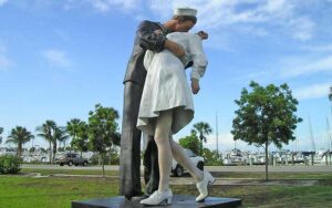 man and woman kissing statue at unconditional surrender sarasota