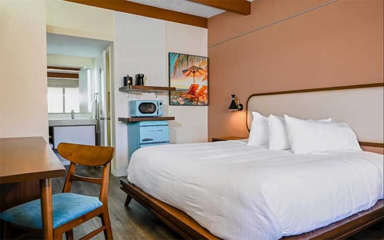 retro surf themed bedroom at golden host resort sarasota