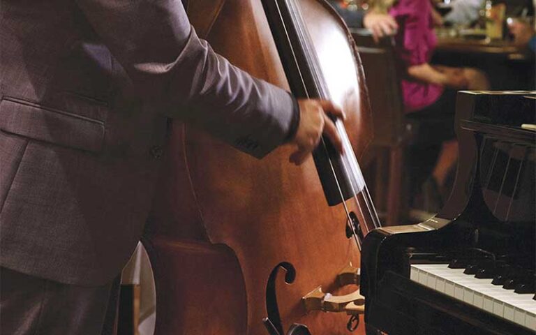 bass and piano jazz playing at eddie v prime seafood ft lauderdale