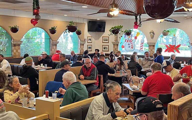 crowded dining room in restaurant at peter pan diner fort lauderdale