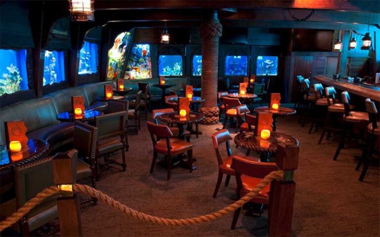 dining room with aquarium view at the wreck bar fort lauderdale