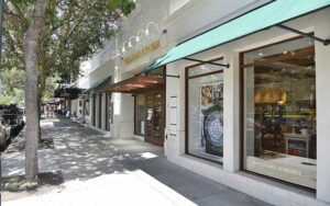 shopping street with trees and williams sonoma store at park avenue district winter park