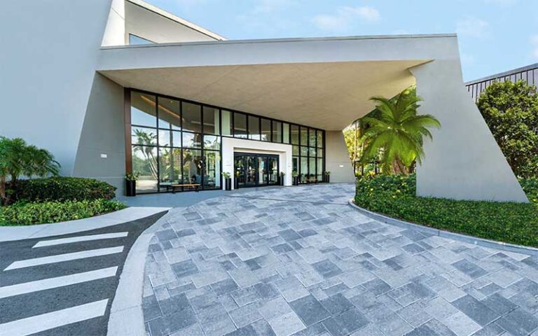 front entrance exterior with drop off at doubletree by hilton tampa rocky point