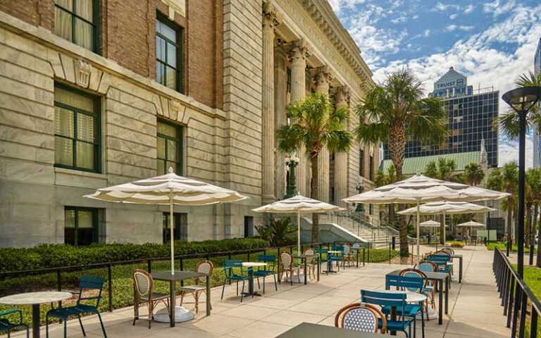 patio dining courtyard between buildings at le meridien tampa