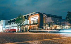 street corner night view of restaurant with long exposure at on swann tampa