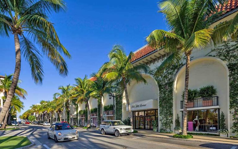 traffic along worth avenue with shops at esplanade palm beach