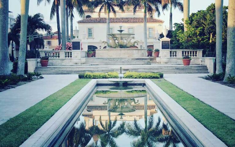 courtyard with pool and fountain at palm beach historic inn