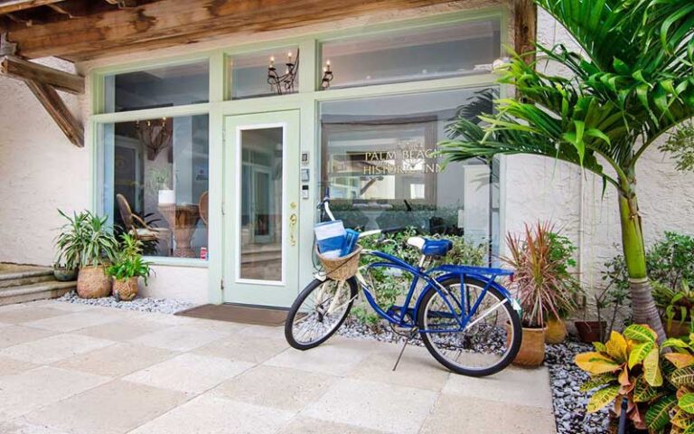 entrance with bicycle at palm beach historic inn