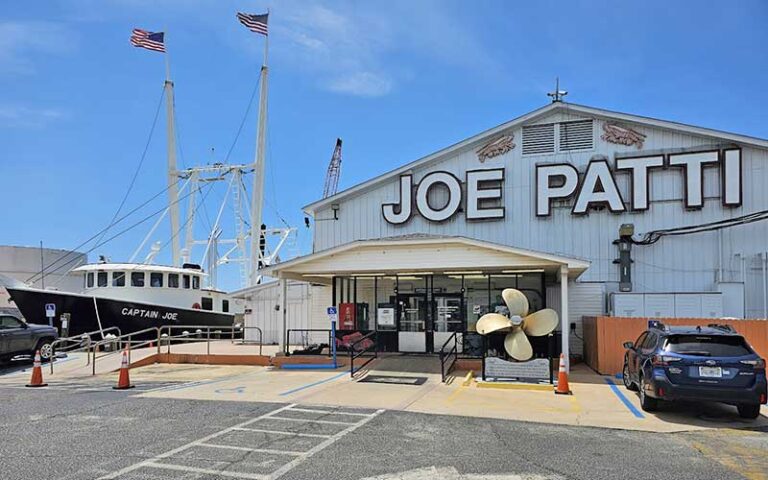 building next to marina with boat at joe pattis seafood pensacola