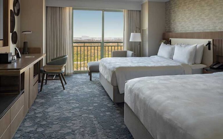 double queen suite with balcony view at jw marriott orlando grande lakes