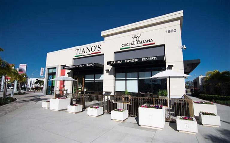 store front in outdoor shopping center at one daytona mall daytona beach
