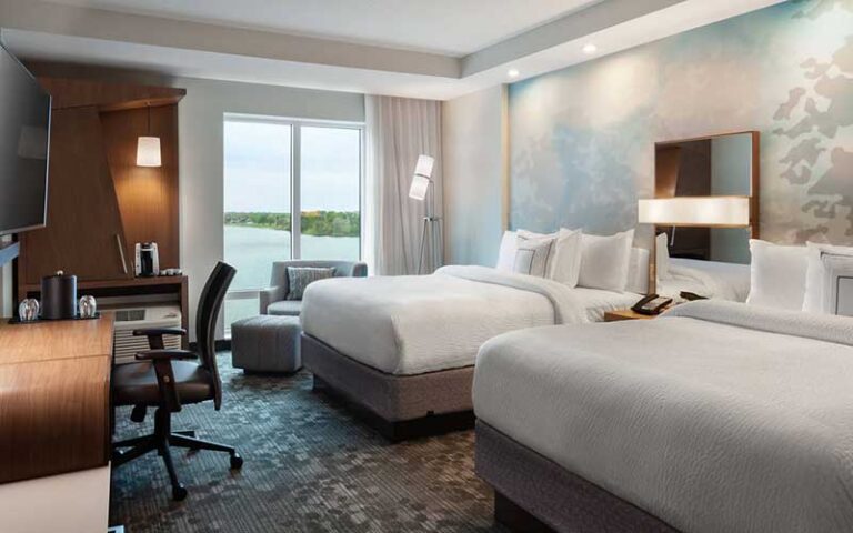 double queen bed suite with view at courtyard winter haven
