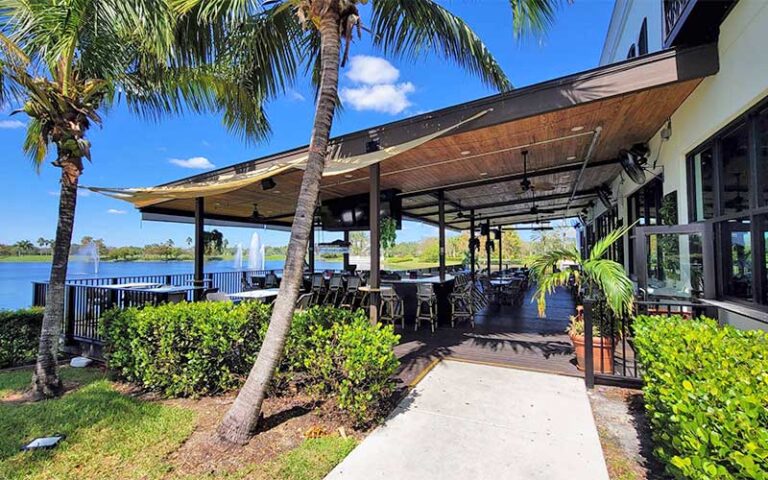 outdoor patio dining overlooking fountains at meating street seafood steakhouse port st lucie