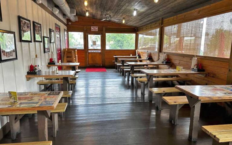 dining area covered patio at stewbys seafood shanty fort walton beach