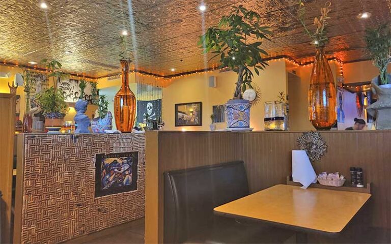 dining room area with booth and vases at old bay steamer fort walton beach