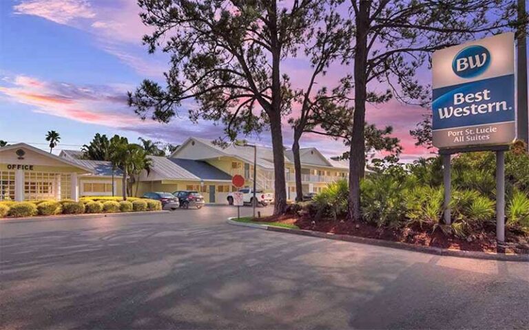 exterior of hotel with sign and twilight sky at best western port st lucie