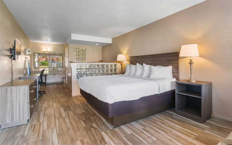 king bed suite at vero beach inn suites