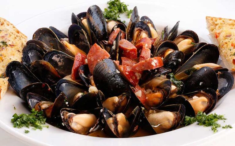 mussels and sausage platter at shuckers jensen beach