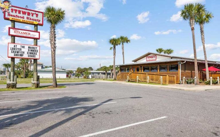 restaurant exterior with sign and parking lot at stewbys seafood shanty fort walton beach
