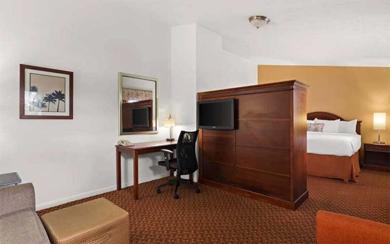 suite with tv and desk at best western port st lucie