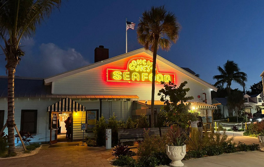 night exterior of restaurant conchy joes seafood port st lucie