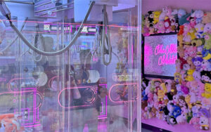 claw machine game with mural of plushies at kawaii neko orlando kissimmee