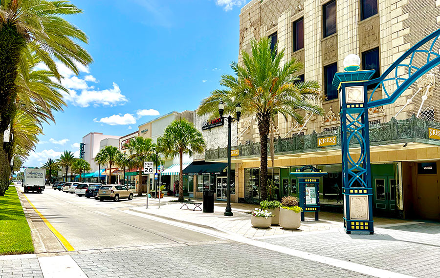 daytime beach street with kress building daytona beach